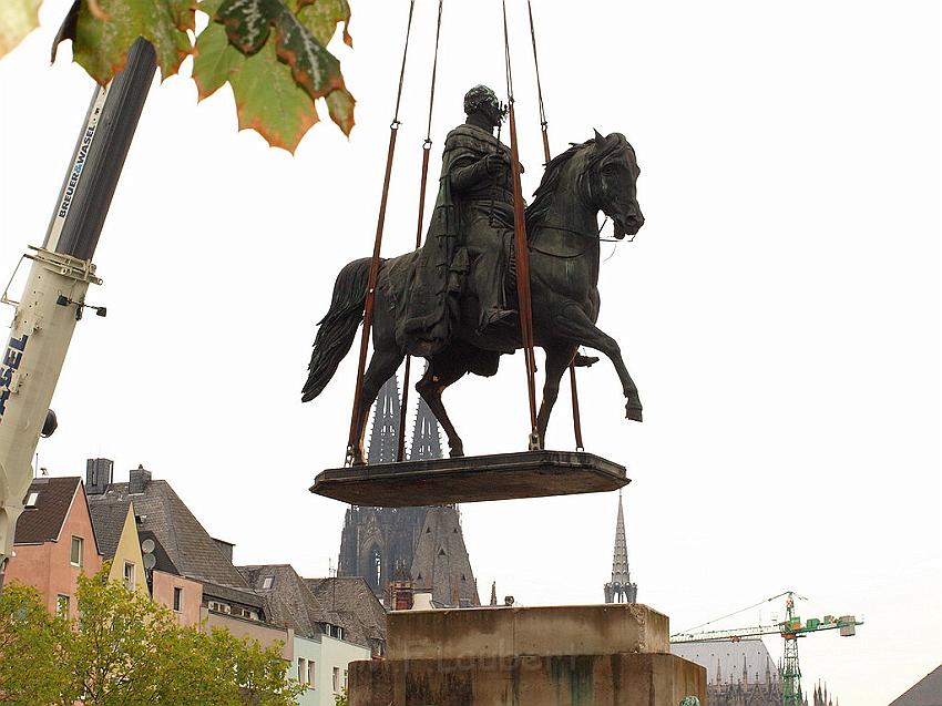 Reiterdenkmal kehrt zurueck auf dem Heumarkt P69.JPG